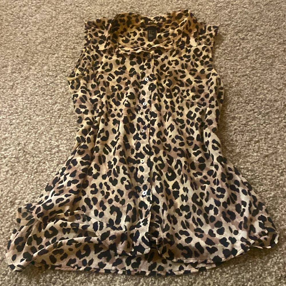 {H&M} leopard print sleeveless button up blouse